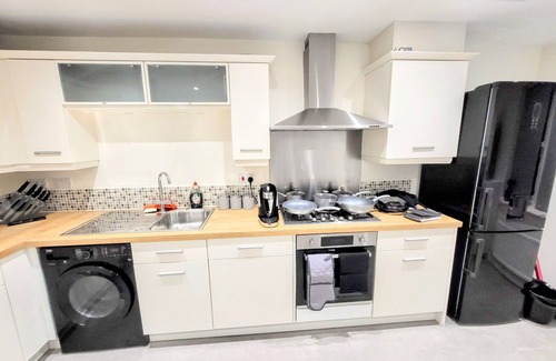 Heeley Casa | Large Modern House with Parking