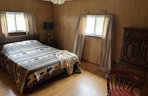 Girard Cabina | Large newly remodeled 5 bedroom house close to all Lake Erie Attractions!