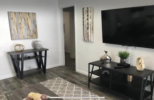 Sherman Oaks Casa | Large One Bedroom centrally located