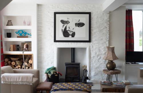 Calstock Casa | Large Open Plan Cottage with Balcony BBQ Area