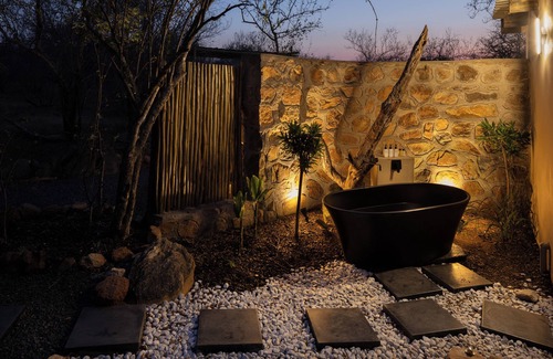 Hoedspruit Villa | Large open plan suite with private pool