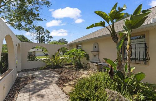 Palm Coast Casa | Large Palm Coast Pool Paradise - Family Gatherings