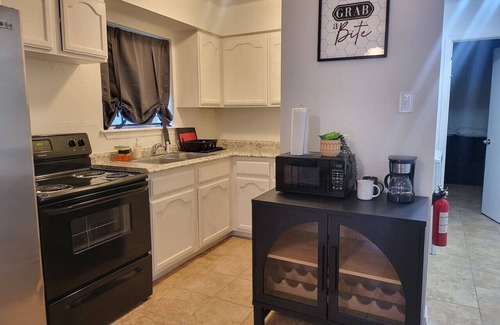 Eastern Division Apartamento | Large parking lot/sleeps 8