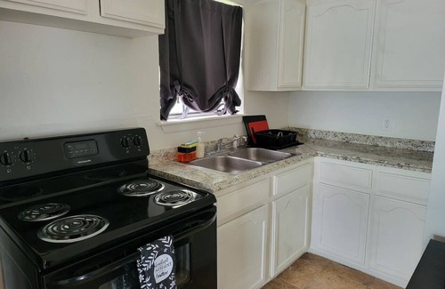 Eastern Division Apartamento | Large parking lot/sleeps 8