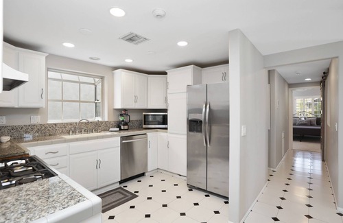 Peninsula Casa | Large Peaceful Beach Condo, Close to Belmont Shore, 3 Bed/3.5 bath, AC, Parking, Beach Gear