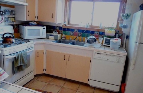Tyrone Casa | Ventanas grandes para ver montañas y vida salvaje