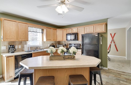 Albrightsville Casa | Large Pocono Mountain Getaway with hot tub, finished basement, bar & game room!