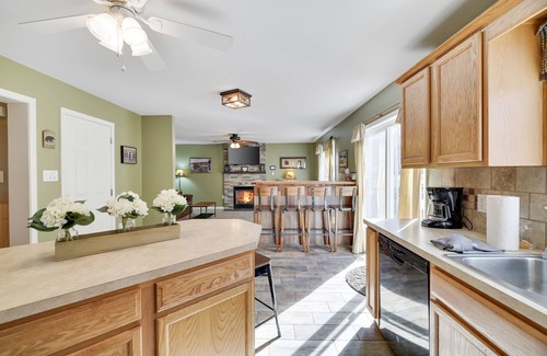 Albrightsville Casa | Large Pocono Mountain Getaway with hot tub, finished basement, bar & game room!