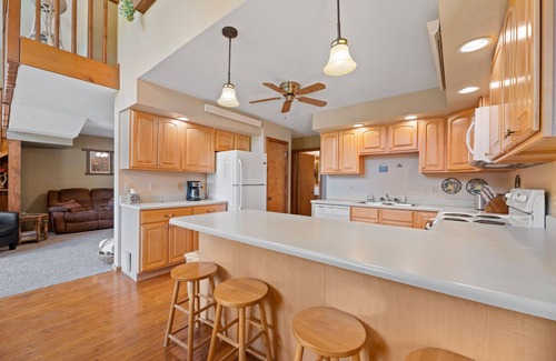 Lead Casa | Large private lot. Beautiful cabin with a stream and trout pond!