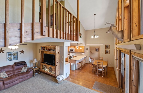 Lead Casa | Large private lot. Beautiful cabin with a stream and trout pond!
