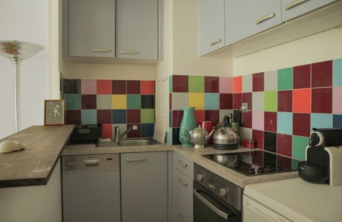 Quartier de la Goutte-d'Or Casa | Amplio, tranquilo y luminoso apartamento de dos habitaciones con balcón con vistas al jardín a 5 minutos del Sacré Coeur.