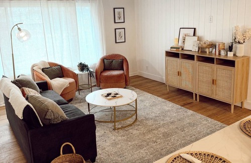 Indianapolis Casa | Large Ranch House Private Sleeps 12 Big Living Room and Back Yard Close Downtown