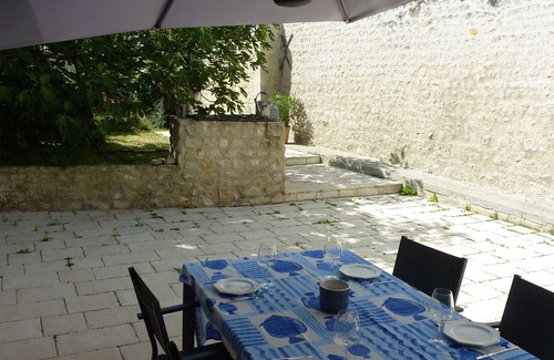 Dompierre-sur-Mer Casa | Large refurbished house in central village location