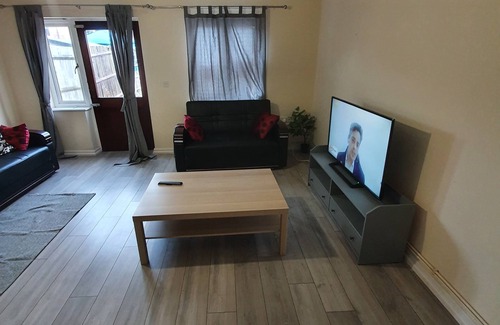 Livesey Casa | Large Room (Sleeps 3) CLOSE TO CENTRAL LONDON