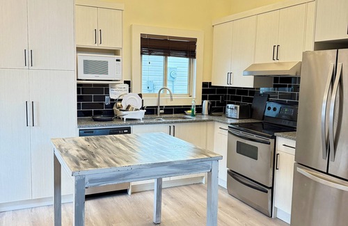 Ranchlands Casa | Large single room private-bath close LRT free parking