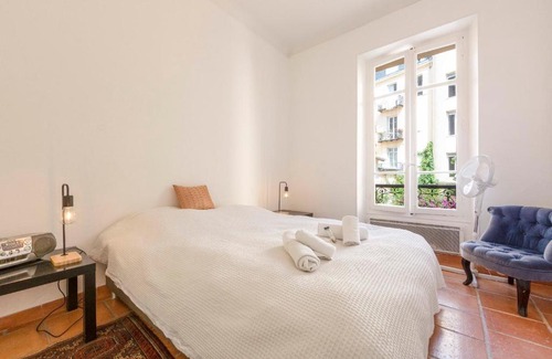 Antibes Old Town Apartamento | Large spacious 3 BDR apt heart of Antibes 300 meters from beach
