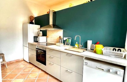 Antibes Old Town Apartamento | Large spacious 3 BDR apt heart of Antibes 300 meters from beach