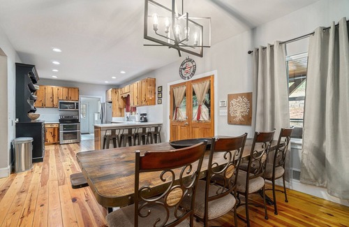 Emerson Casa | Casa grande y espaciosa con estilo rústico. 3/4 millas del complejo deportivo LakePoint
