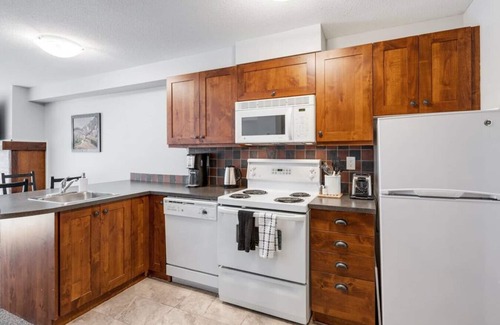 East Kootenay Condominio | LARGE Studio | Ski In/Out | Pools & Hot Tubs | Central Upper Village Location