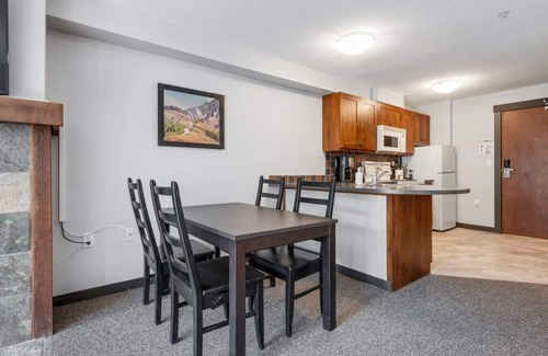 East Kootenay Condominio | LARGE Studio | Ski In/Out | Pools & Hot Tubs | Central Upper Village Location