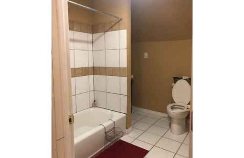 New Castle Apartamento | Large Studio Space For Girls Trip & Sleepovers