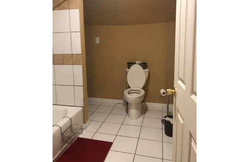 New Castle Apartamento | Large Studio Space For Girls Trip & Sleepovers