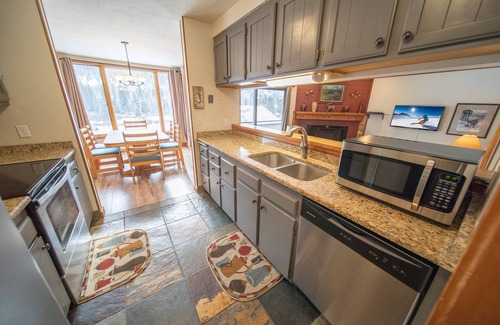 Lakeside Village Condominio | Large Studio with Updated Kitchen and free shuttle