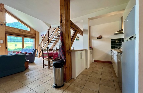 Seytroux Apartamento | Gran ático, balcón, capacidad para 10 personas, familia y mascotas.