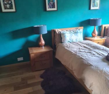 Pill Casa | Large twin room at Fir Tree Lodge, Shirehampton