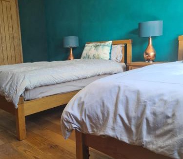 Pill Casa | Large twin room at Fir Tree Lodge, Shirehampton