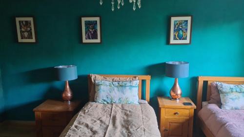 Pill Casa | Large twin room at Fir Tree Lodge, Shirehampton