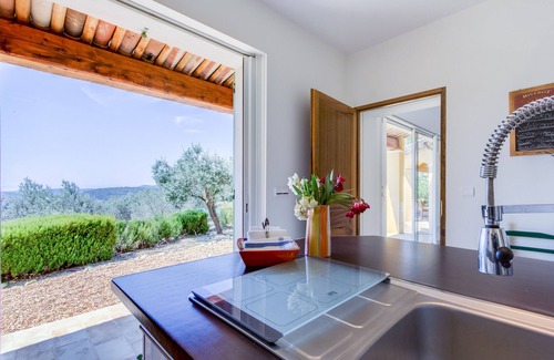 Callas Casa | Gran villa con piscina climatizada y vistas impresionantes entre olivos.