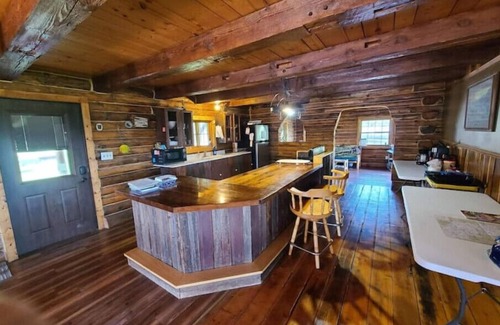 Crawford County Cabina | Larsen Rustic Secluded Log Cabin W/Outdoor Hot Tub