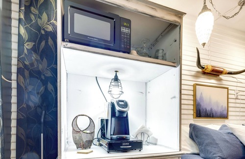 Fort Lyon Apartamento | Las Animas Studio w/ Lush Backyard Paradise!