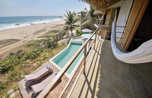 Barra de Colotepec Villa | Las Rocas: master bedroom in a spectacular front beach house with infinity pool