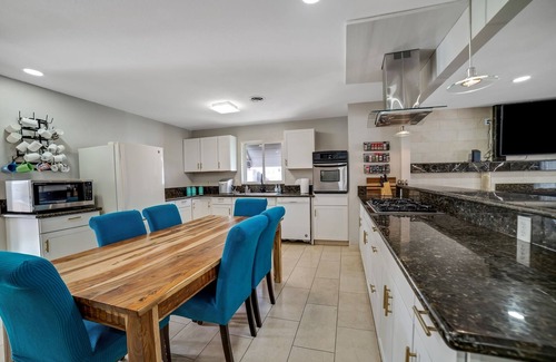 Las Vegas Casa | Las Vegas - 5 Mins From The Strip 4 Bedroom Home by RedAwning