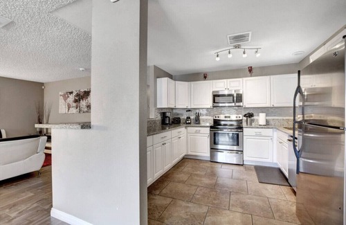 Rancho Oakey Apartamento | Vegas Getaway Ground Floor, Pool, Game Room, BBQ