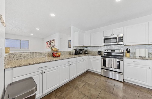 Rancho Oakey Apartamento | Vegas Getaway Ground Floor, Pool, Game Room, BBQ