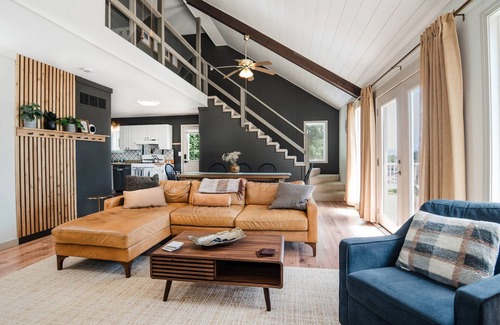 Boyne Falls Chalet De Esquí | Last Minute Fall Deals! Family FUN! 4 Private Bedrooms, Hot Tub, Game room