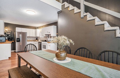 Boyne Falls Chalet De Esquí | Last Minute Fall Deals! Family FUN! 4 Private Bedrooms, Hot Tub, Game room
