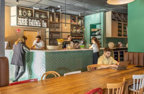 Lower Town Hotel | LATROUPE Grand Place Hostel