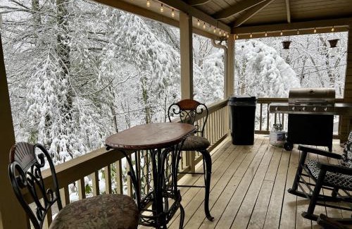 Townsend Casa | Laurel Valley Charmer with Grill and Golf Course Access