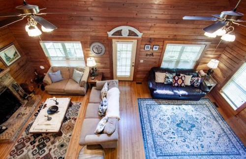 Townsend Casa | Laurel Valley Charmer with Grill and Golf Course Access