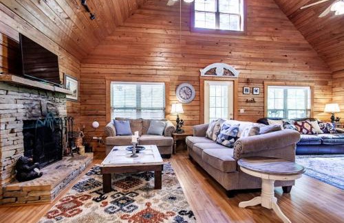 Townsend Casa | Laurel Valley Charmer with Grill and Golf Course Access