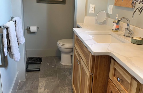 Lynn Cama Y Desayuno | Lavender Hill has a Saltwater Pool, walkable to town & Private patio entrance