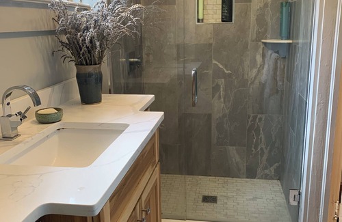 Lynn Cama Y Desayuno | Lavender Hill has a Saltwater Pool, walkable to town & Private patio entrance