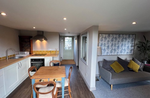 Wicklewood Cabina | Lavender Lodge - Pool and Hot Tub with sunset views over open fields & Fast WiFi