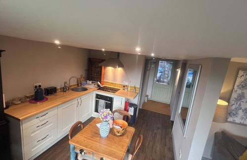 Wicklewood Cabina | Lavender Lodge - Pool and Hot Tub with sunset views over open fields & Fast WiFi