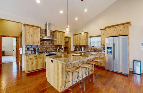 Country Club Estates Casa | Lavish custom home with private hot tub & 2 living areas - near slopes & lake