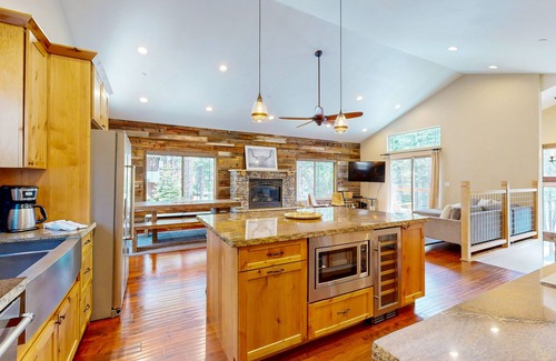 Country Club Estates Casa | Lavish custom home with private hot tub & 2 living areas - near slopes & lake